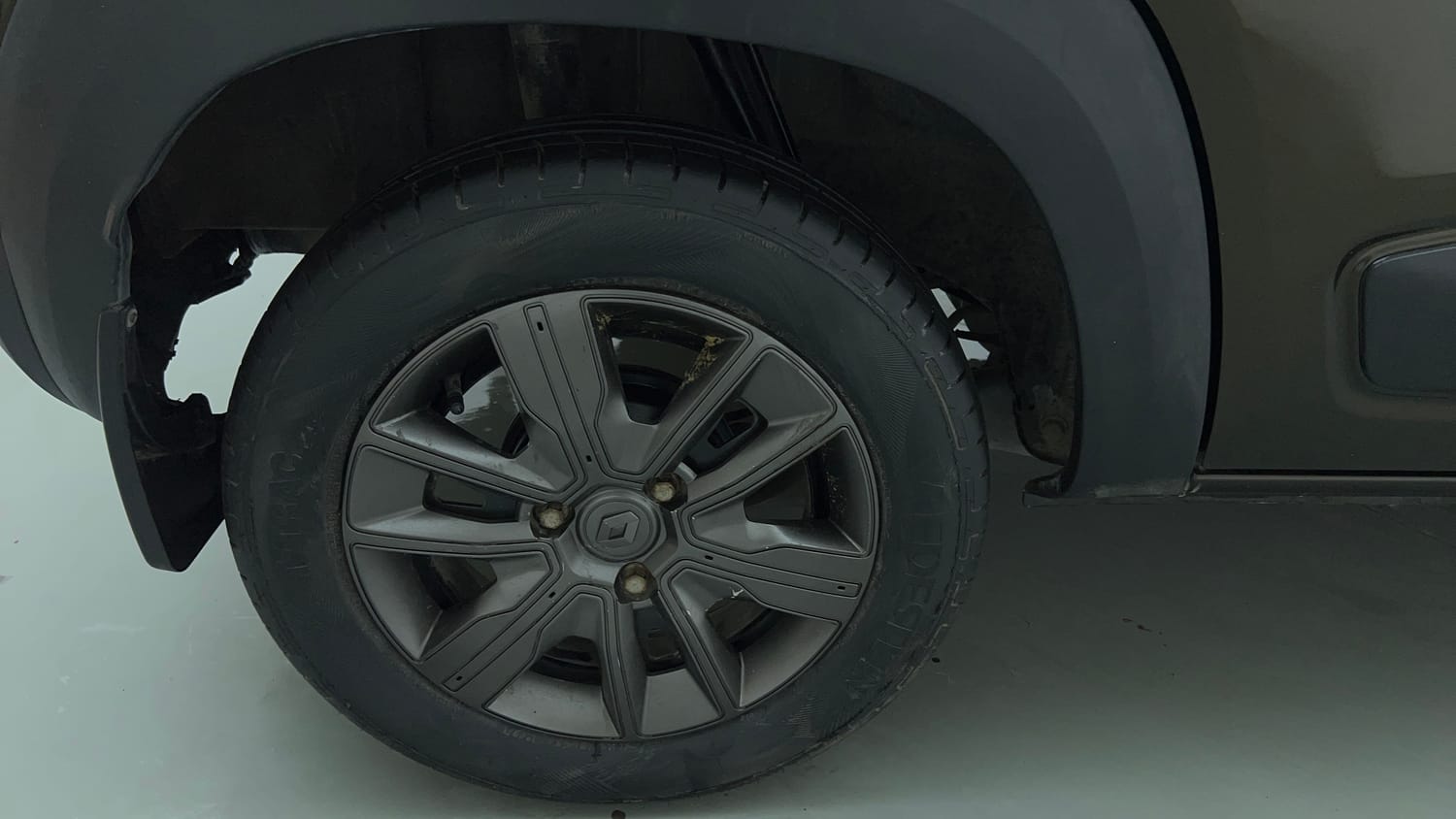 Used 2020 Renault Kwid CLIMBER 1.0 Petrol Manual tyres RIGHT REAR TYRE RIM VIEW