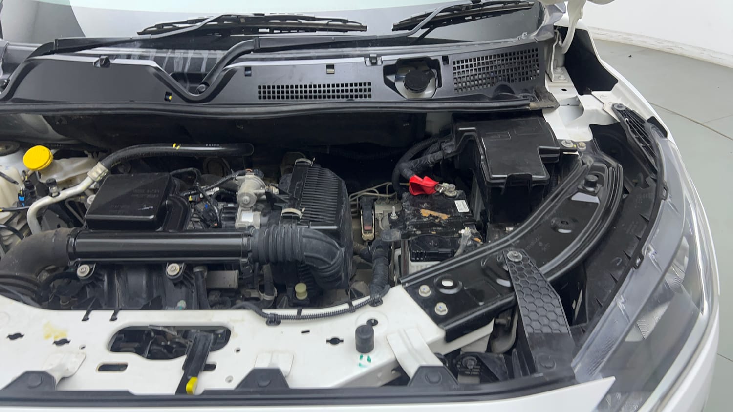 Used 2024 Nissan Magnite XE AMT Petrol Automatic engine ENGINE LEFT SIDE VIEW