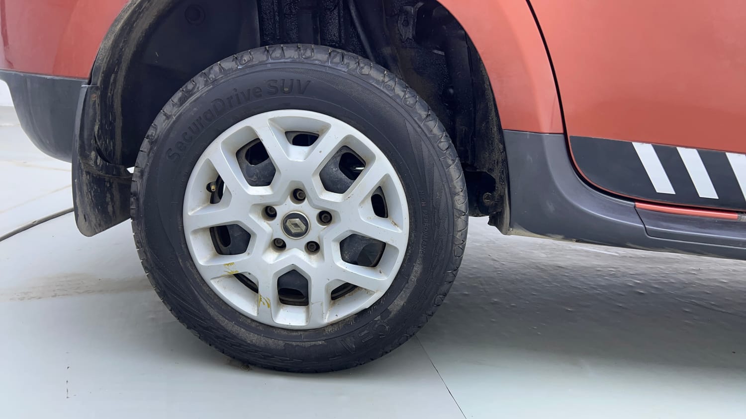 Used 2018 Renault Duster RXL Petrol Petrol Manual tyres RIGHT REAR TYRE RIM VIEW