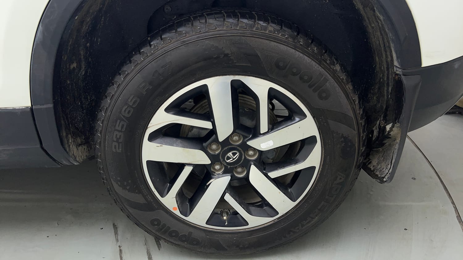 Used 2021 Tata Harrier XZA Plus Dual Tone Diesel Automatic tyres LEFT REAR TYRE RIM VIEW