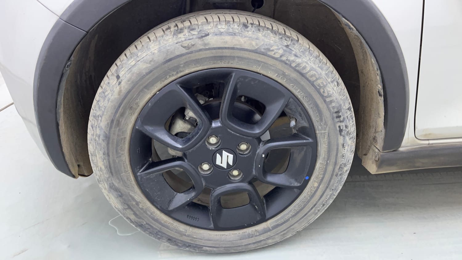 Used 2020 Maruti Suzuki Ignis Alpha 1.2 AMT Petrol Automatic tyres LEFT FRONT TYRE RIM VIEW