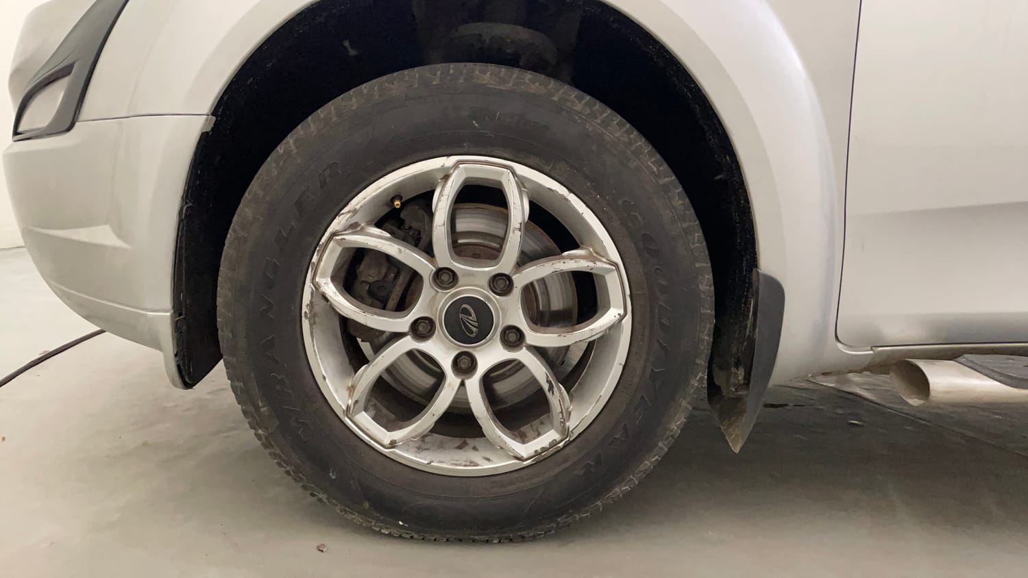 Used 2016 Mahindra XUV500 W4 Diesel Manual tyres LEFT FRONT TYRE RIM VIEW