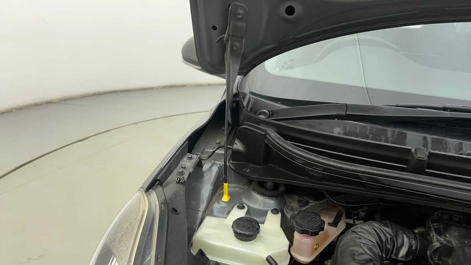 Used 2020 Hyundai Grand i10 Nios Sportz Petrol+cng(outside fitted) Cng Manual engine ENGINE RIGHT SIDE HINGE & APRON VIEW