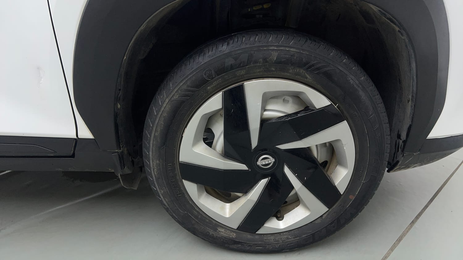 Used 2024 Nissan Magnite XE AMT Petrol Automatic tyres RIGHT FRONT TYRE RIM VIEW