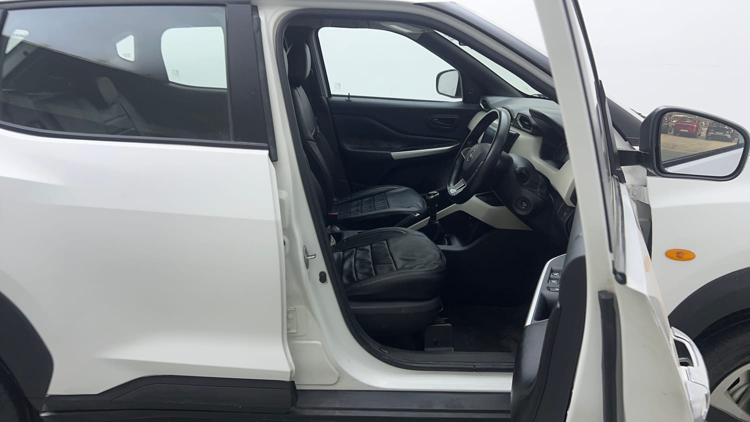 Used 2022 Nissan Magnite XE Petrol Manual interior RIGHT SIDE FRONT DOOR CABIN VIEW