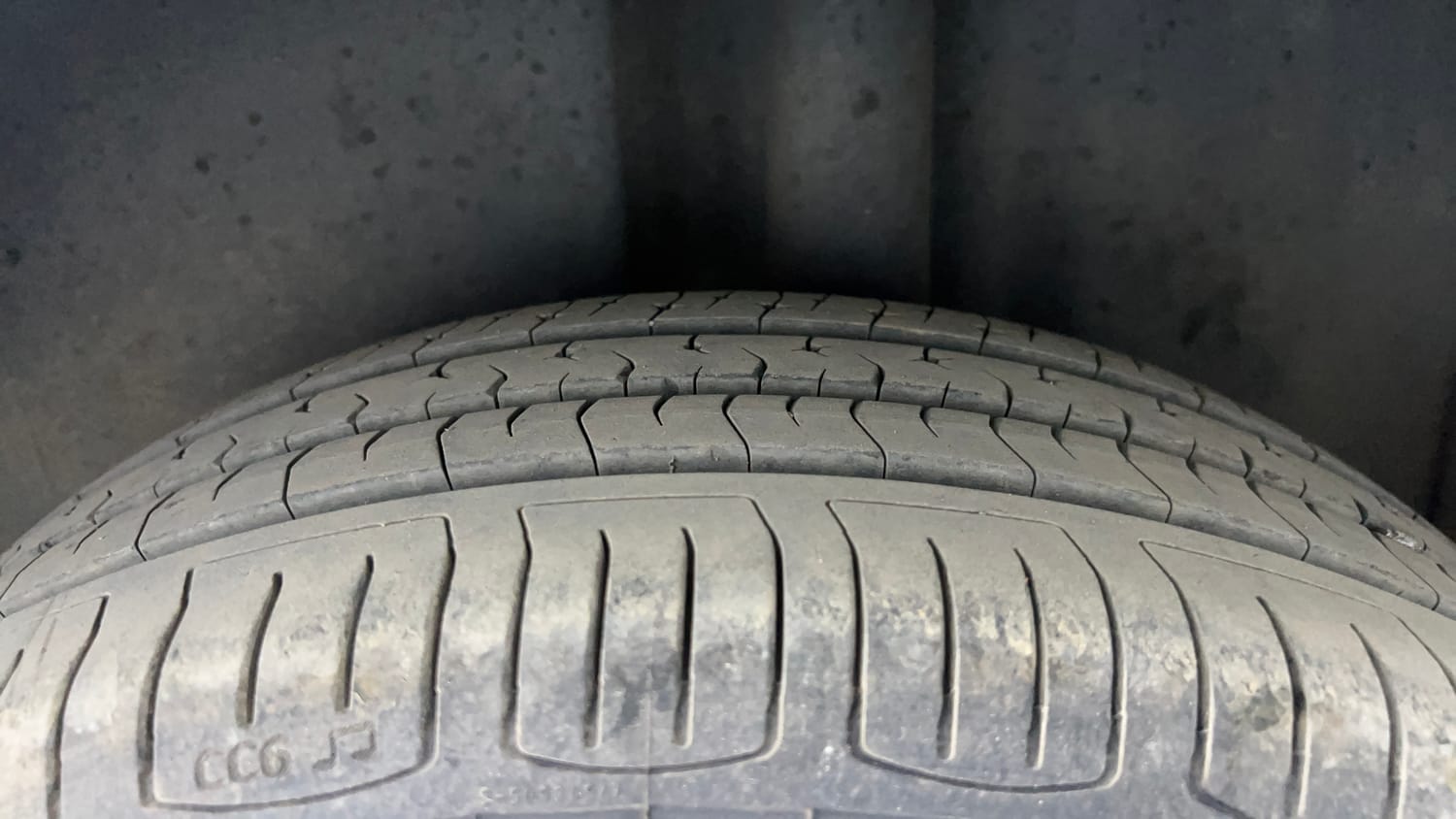 Used 2017 Volkswagen Ameo Highline1.2L (P) Petrol Manual tyres LEFT REAR TYRE TREAD VIEW