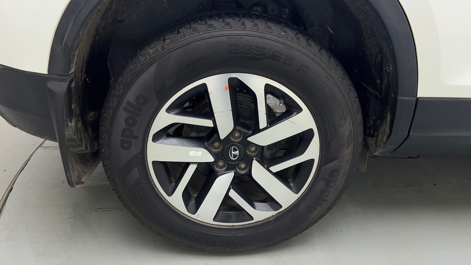 Used 2021 Tata Harrier XZA Plus Dual Tone Diesel Automatic tyres RIGHT REAR TYRE RIM VIEW