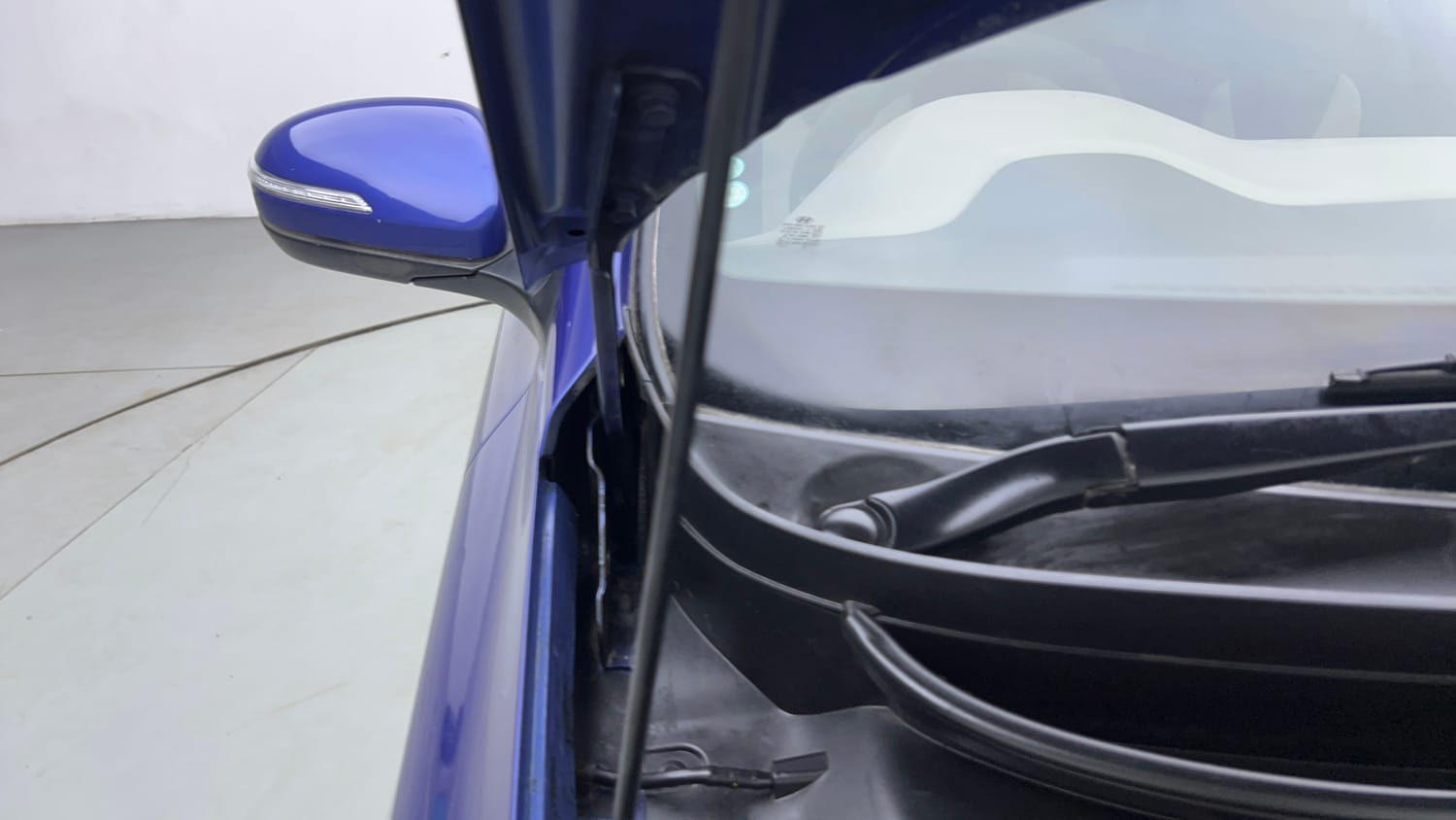 Used 2014 Hyundai Elite i20 Sportz 1.2 Petrol Manual engine ENGINE RIGHT SIDE HINGE & APRON VIEW