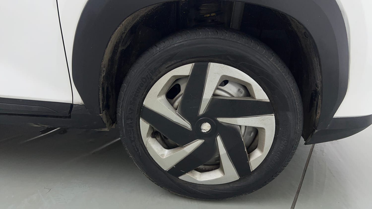 Used 2022 Nissan Magnite XE Petrol Manual tyres RIGHT FRONT TYRE RIM VIEW
