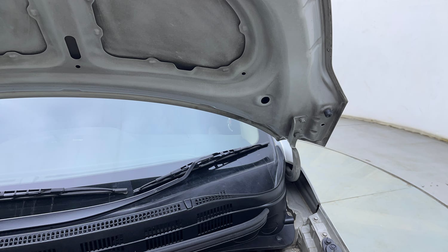 Used 2015 Hyundai Xcent S 1.2 (O) Petrol Manual engine ENGINE LEFT SIDE HINGE & APRON VIEW