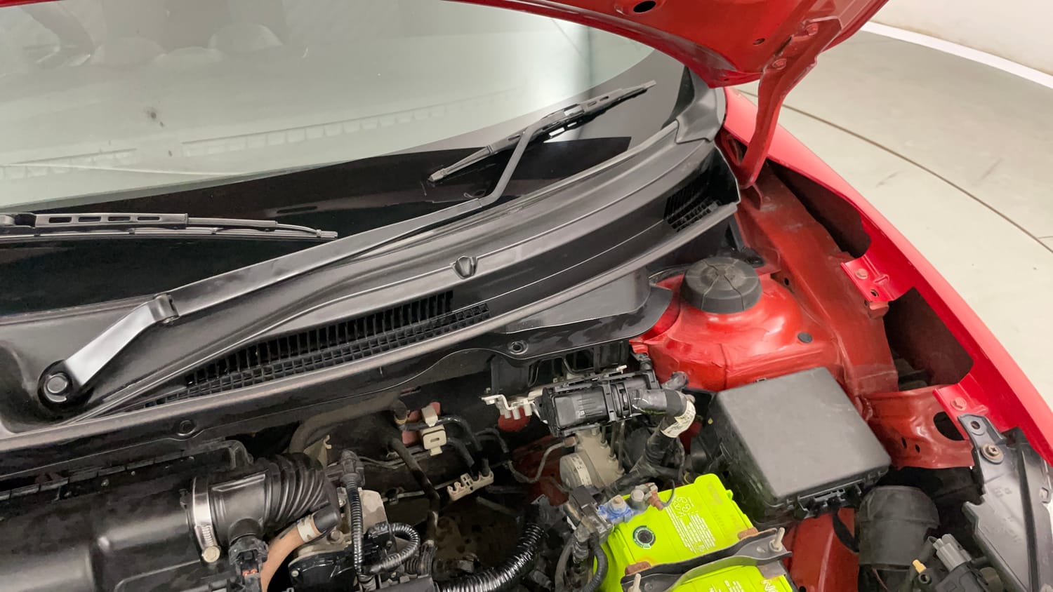 Used 2019 Maruti Suzuki Swift LXi Petrol Manual engine ENGINE LEFT SIDE HINGE & APRON VIEW