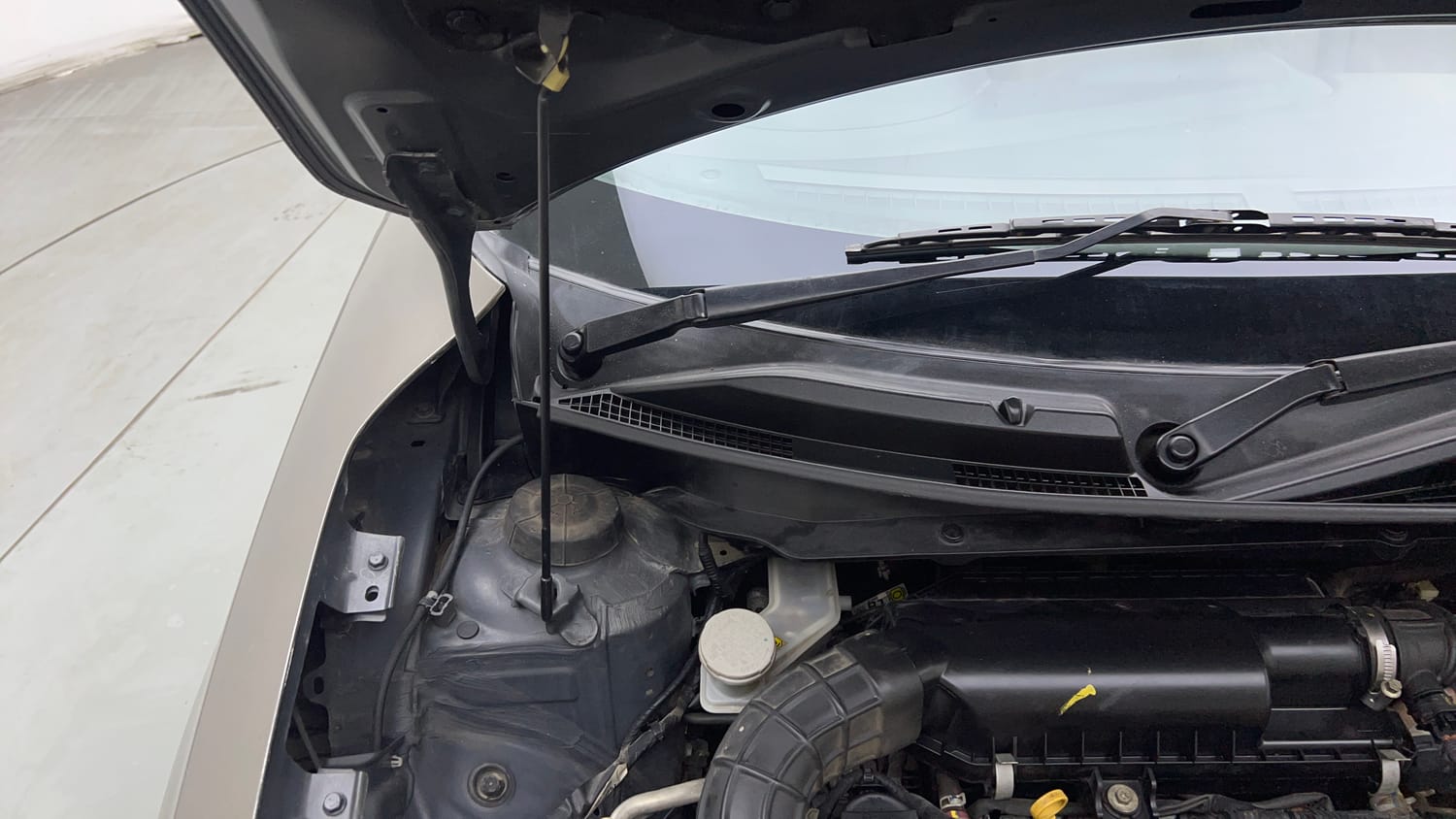 Used 2019 Maruti Suzuki Dzire VXi AMT Petrol Automatic engine ENGINE RIGHT SIDE HINGE & APRON VIEW