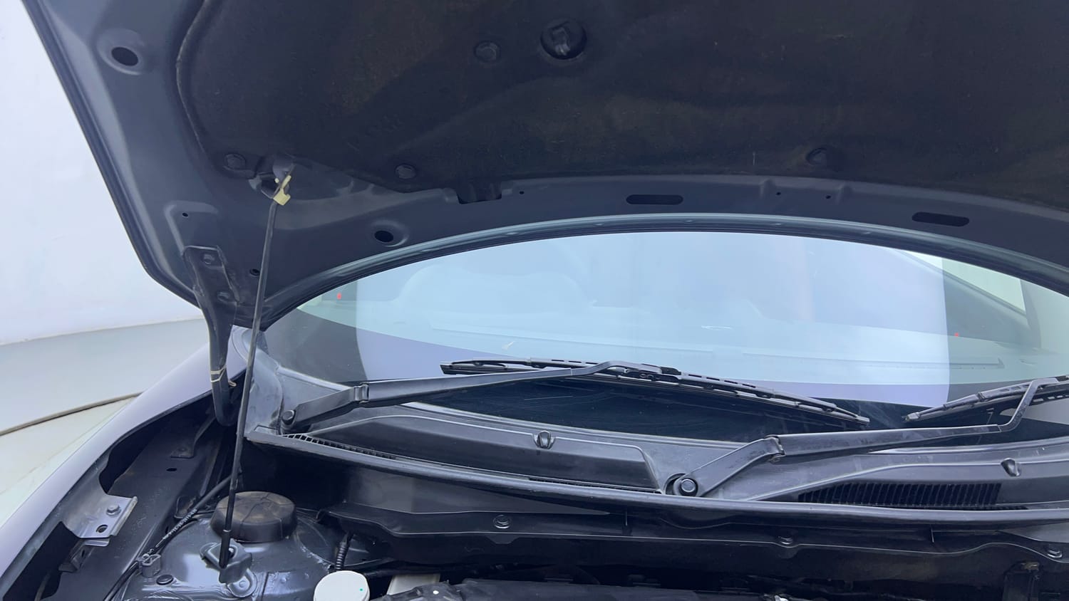Used 2019 Maruti Suzuki Swift VXi AMT Petrol Automatic engine ENGINE RIGHT SIDE HINGE & APRON VIEW