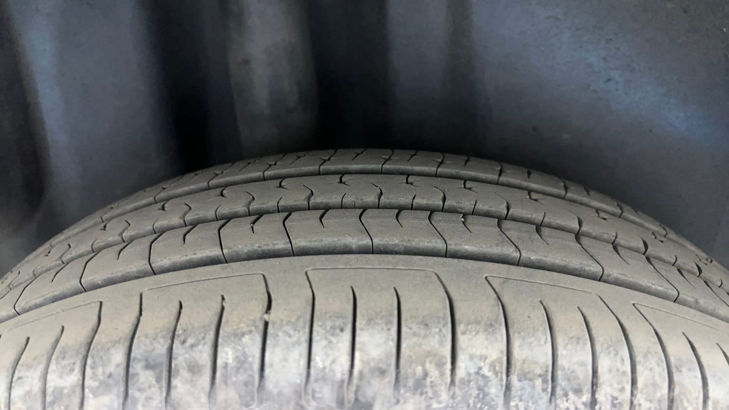 Used 2017 Volkswagen Ameo Highline1.2L (P) Petrol Manual tyres RIGHT REAR TYRE TREAD VIEW