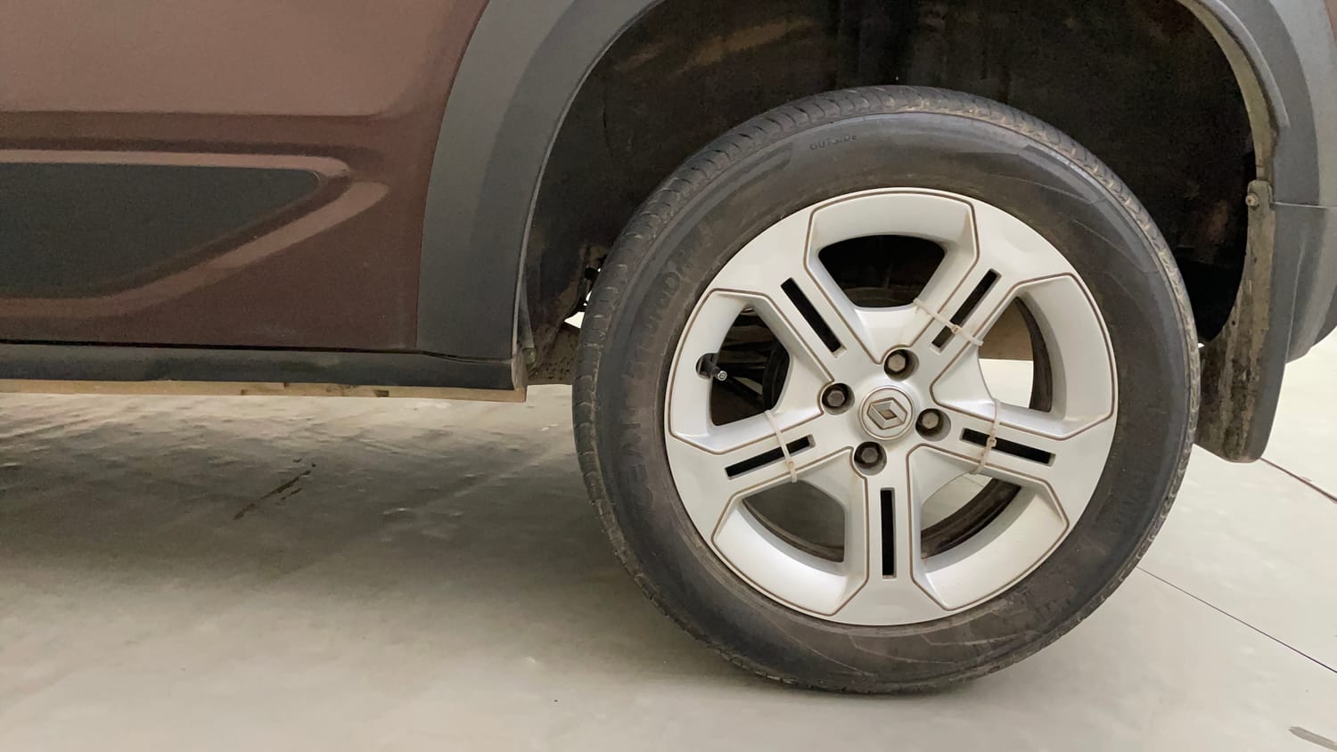 Used 2022 Renault Kiger RXT AMT Petrol Automatic tyres LEFT REAR TYRE RIM VIEW