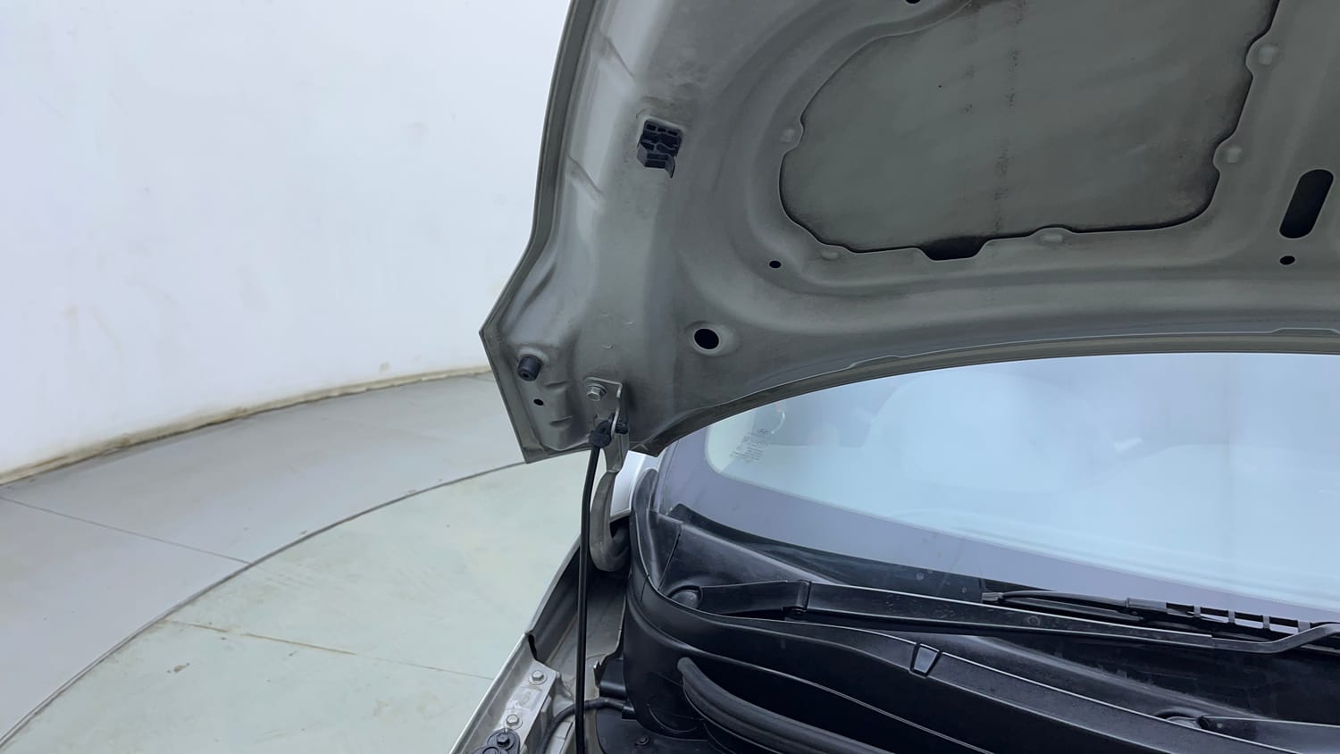 Used 2015 Hyundai Xcent S 1.2 (O) Petrol Manual engine ENGINE RIGHT SIDE HINGE & APRON VIEW