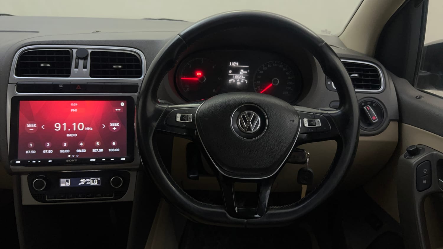 Used 2015 Volkswagen Vento Highline Diesel Diesel Manual top_features Steering mounted controls