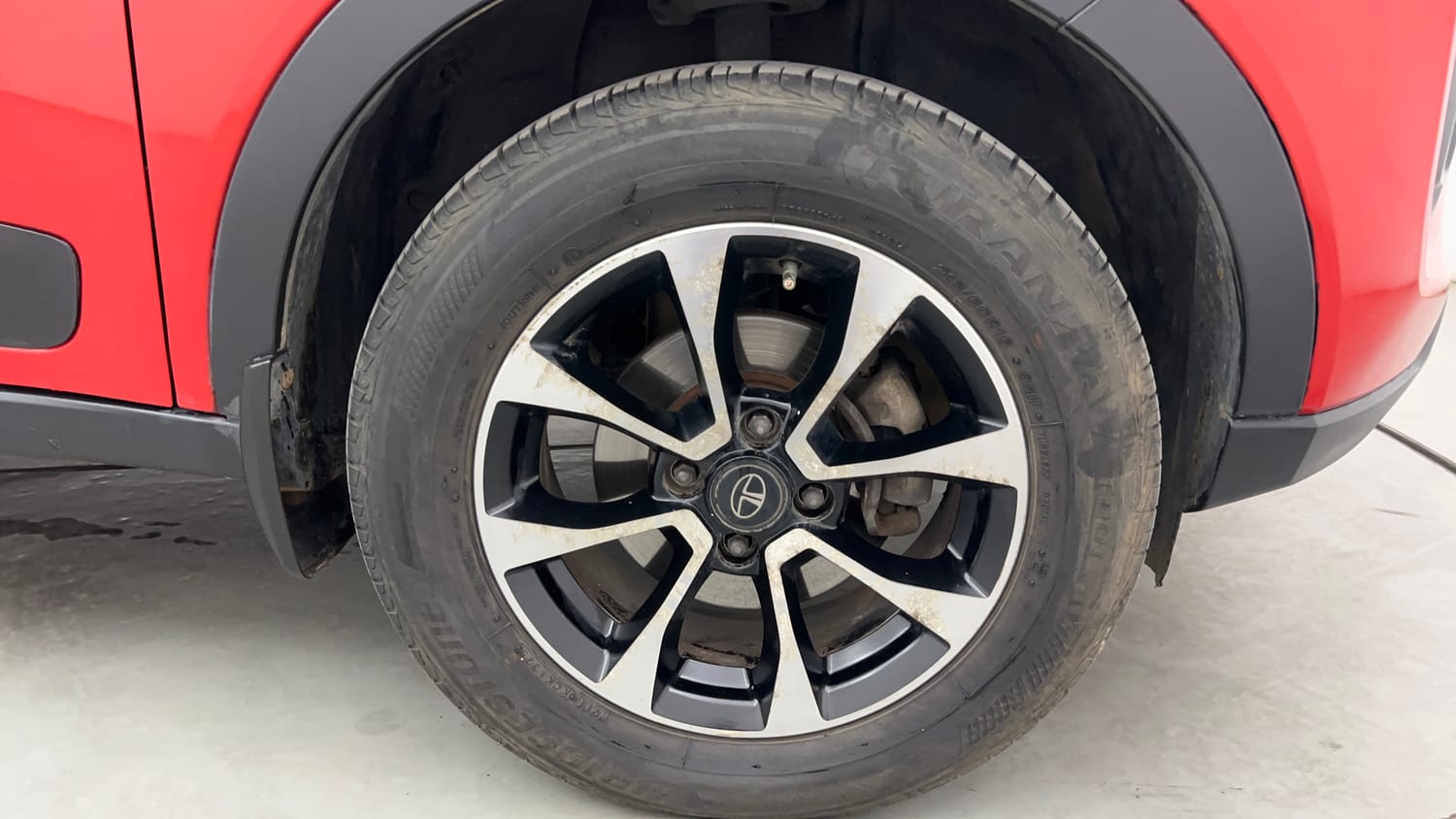 Used 2021 Tata Nexon XZA Plus Petrol Automatic tyres RIGHT FRONT TYRE RIM VIEW