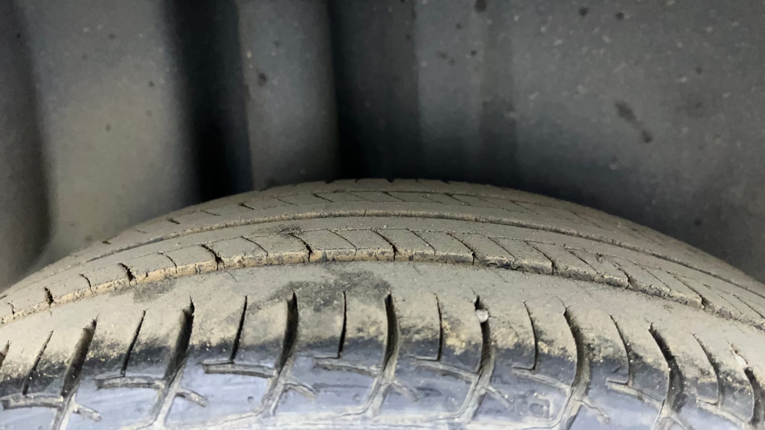 Used 2015 Volkswagen Polo Trendline 1.2L (P) Petrol Manual tyres RIGHT REAR TYRE TREAD VIEW