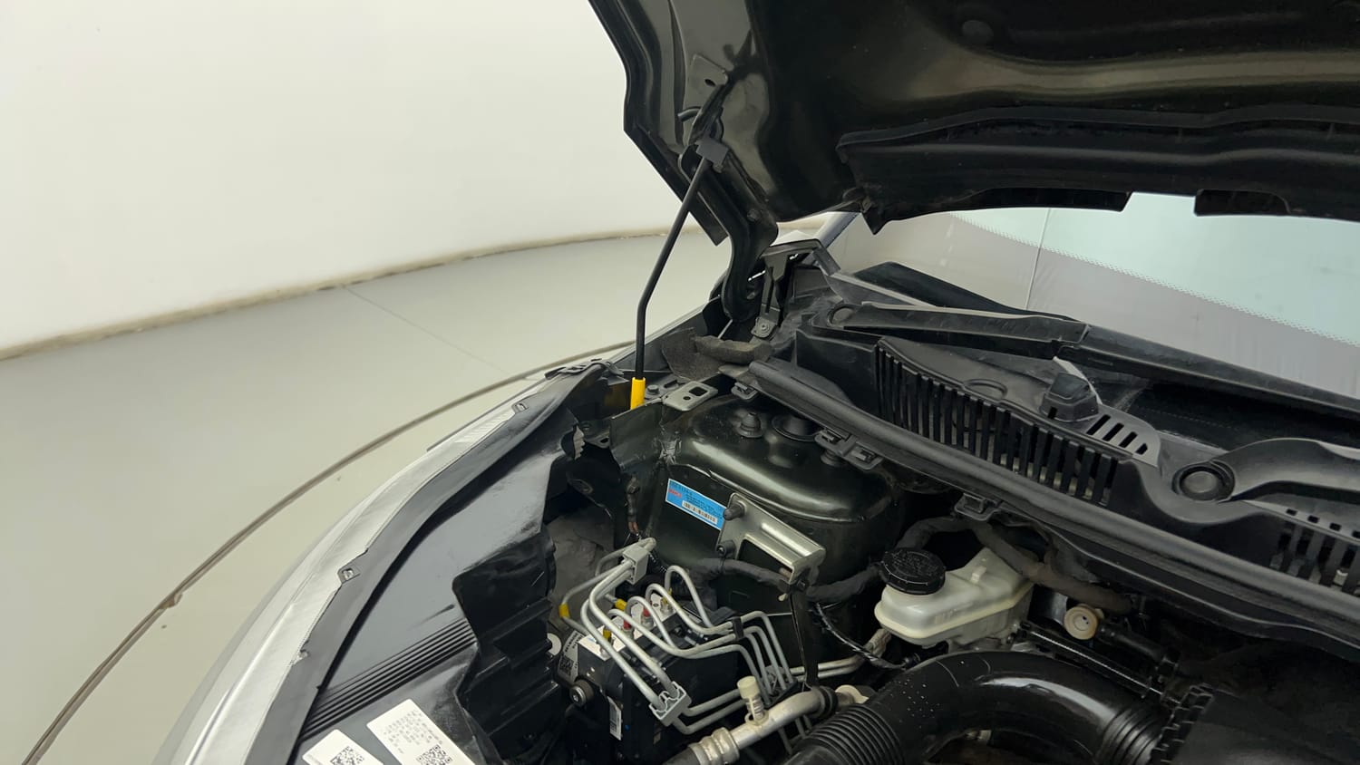 Used 2021 Tata Nexon XM Petrol Manual engine ENGINE RIGHT SIDE HINGE & APRON VIEW