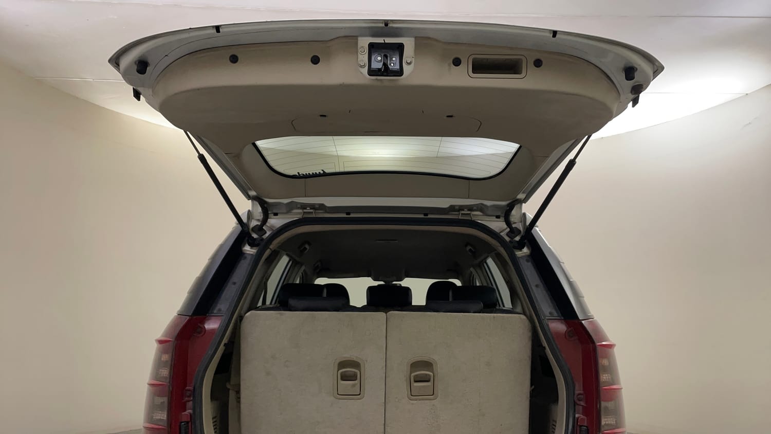 Used 2016 Mahindra XUV500 W4 Diesel Manual interior DICKY DOOR OPEN VIEW