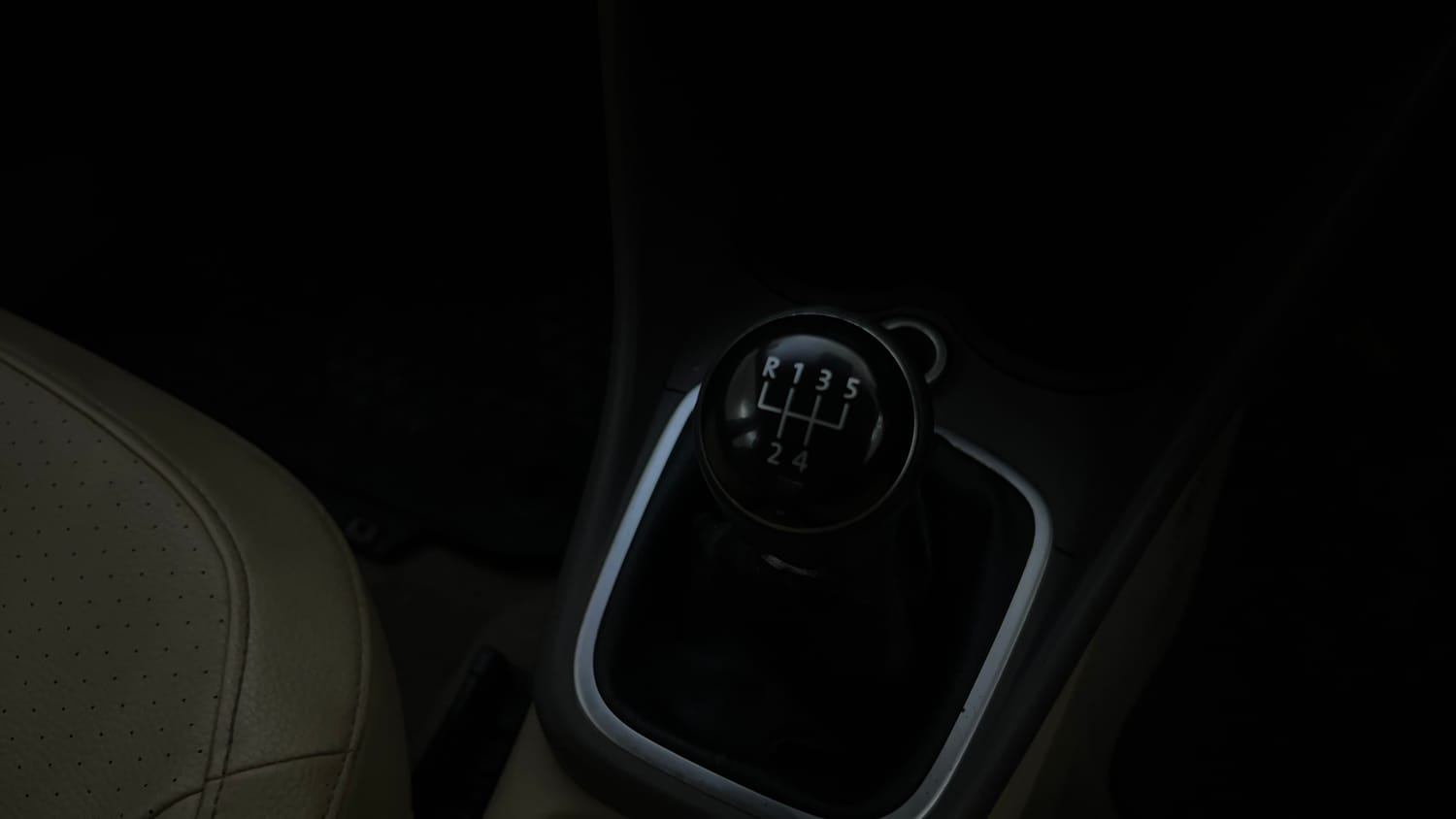 Used 2015 Volkswagen Vento Highline Diesel Diesel Manual interior GEAR  KNOB VIEW