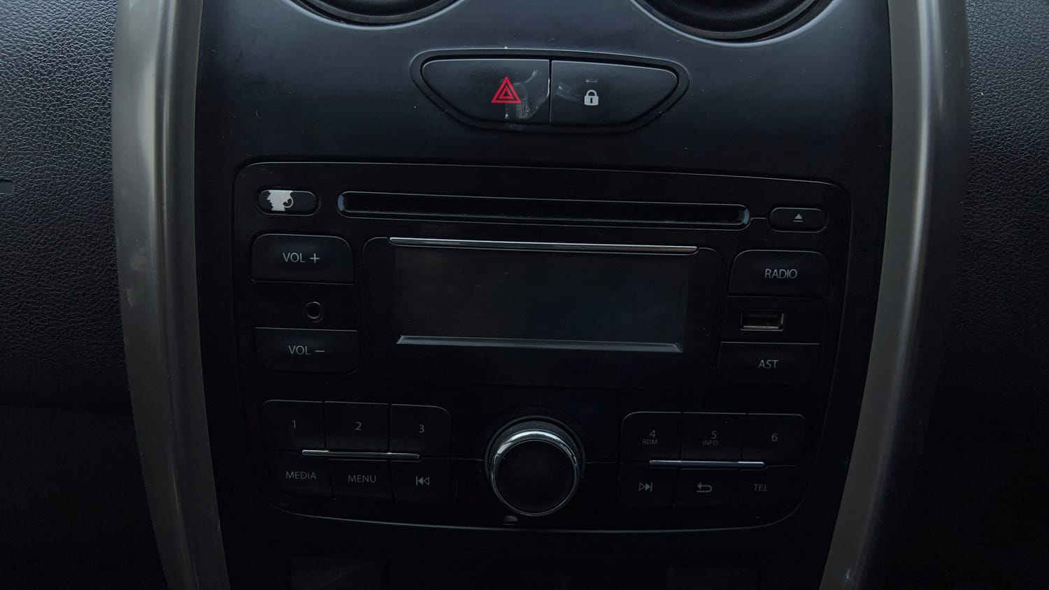 Used 2018 Renault Duster RXL Petrol Petrol Manual top_features Integrated (in-dash) music system