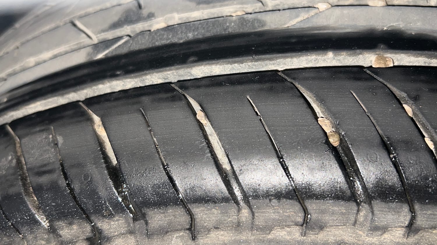 Used 2021 Nissan Magnite XL Petrol Manual tyres LEFT FRONT TYRE TREAD VIEW