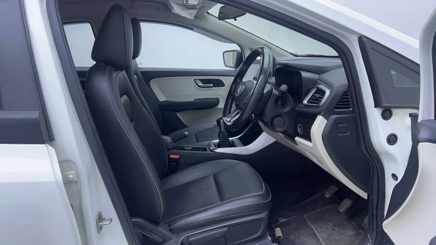 Used 2022 Tata Altroz XZ Plus Diesel Diesel Manual interior RIGHT SIDE FRONT DOOR CABIN VIEW
