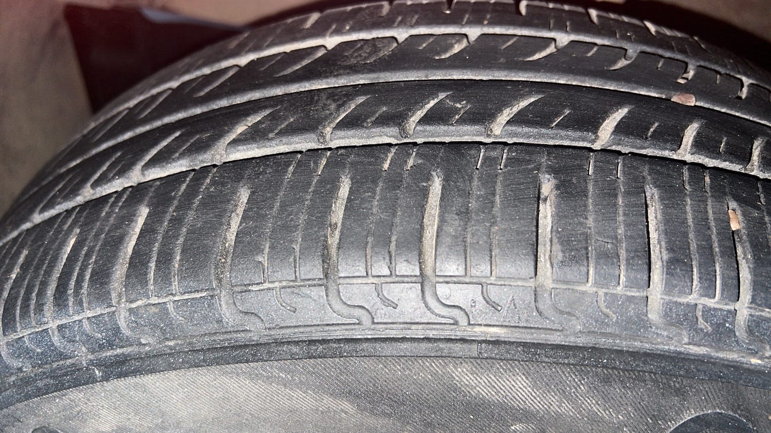 Used 2015 Maruti Suzuki Baleno Delta 1.2 Petrol Manual tyres LEFT FRONT TYRE TREAD VIEW