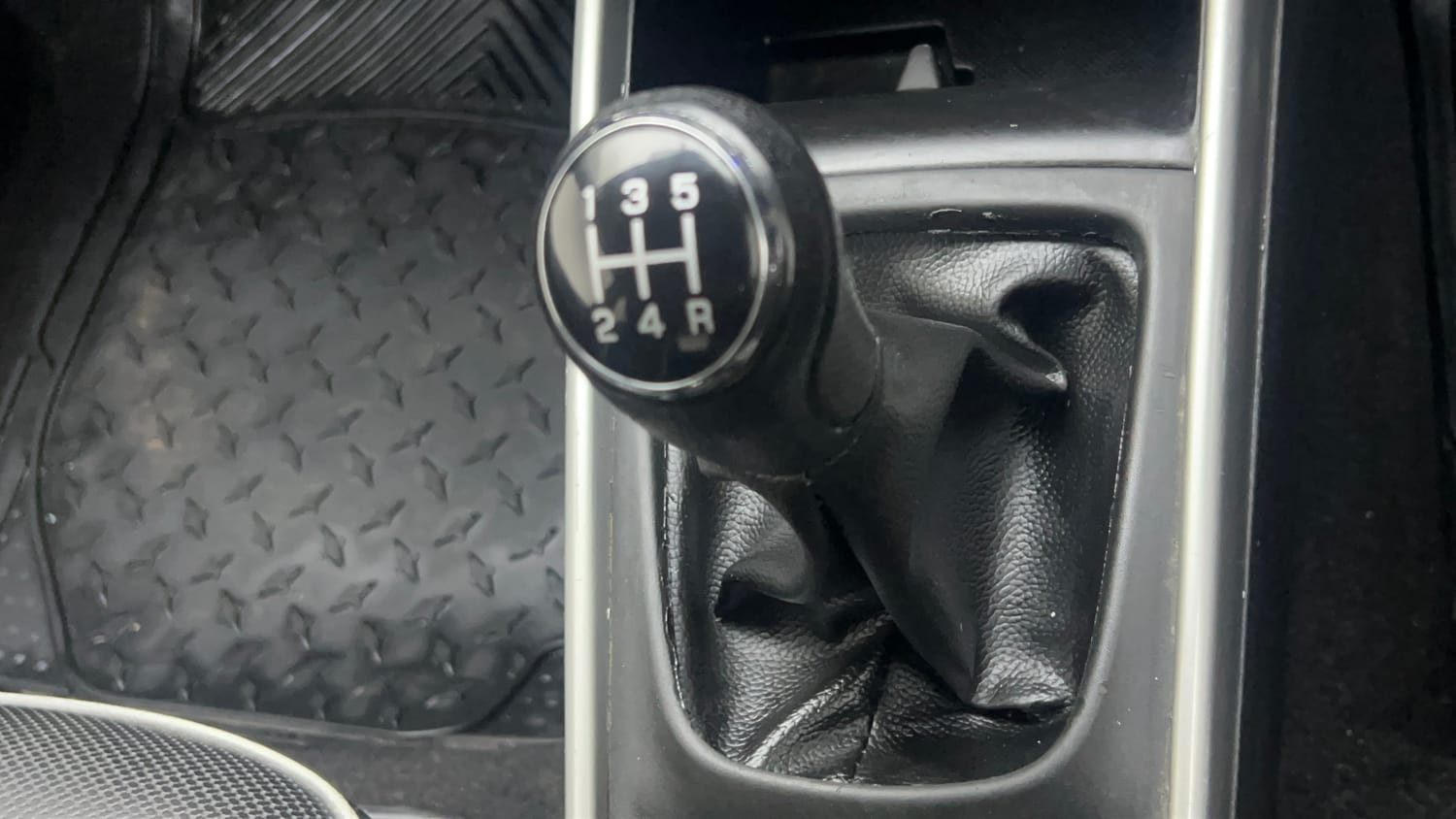 Used 2017 Maruti Suzuki Baleno Delta 1.2 Petrol Manual interior GEAR  KNOB VIEW