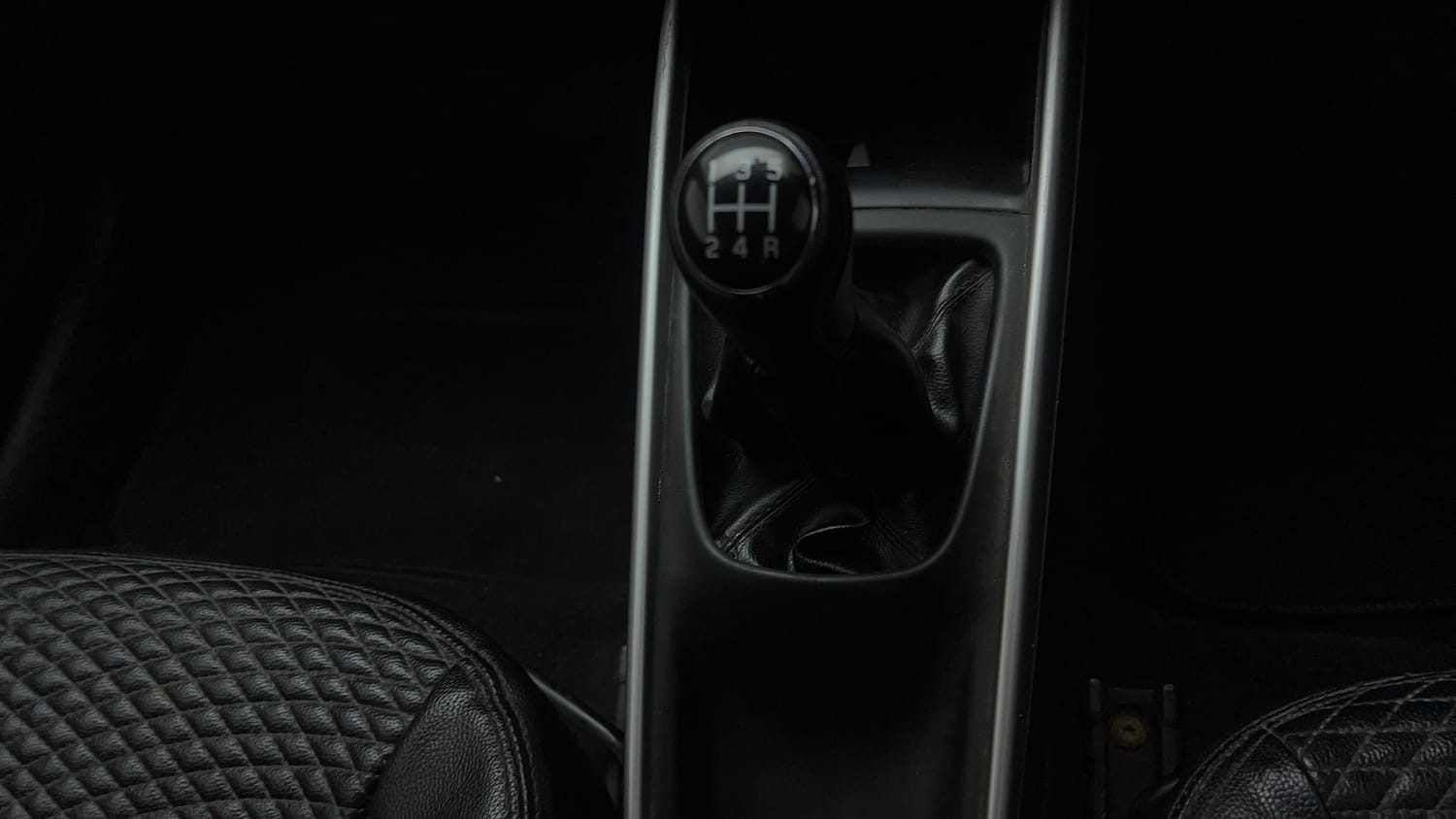 Used 2015 Maruti Suzuki Baleno Delta 1.2 Petrol Manual interior GEAR  KNOB VIEW