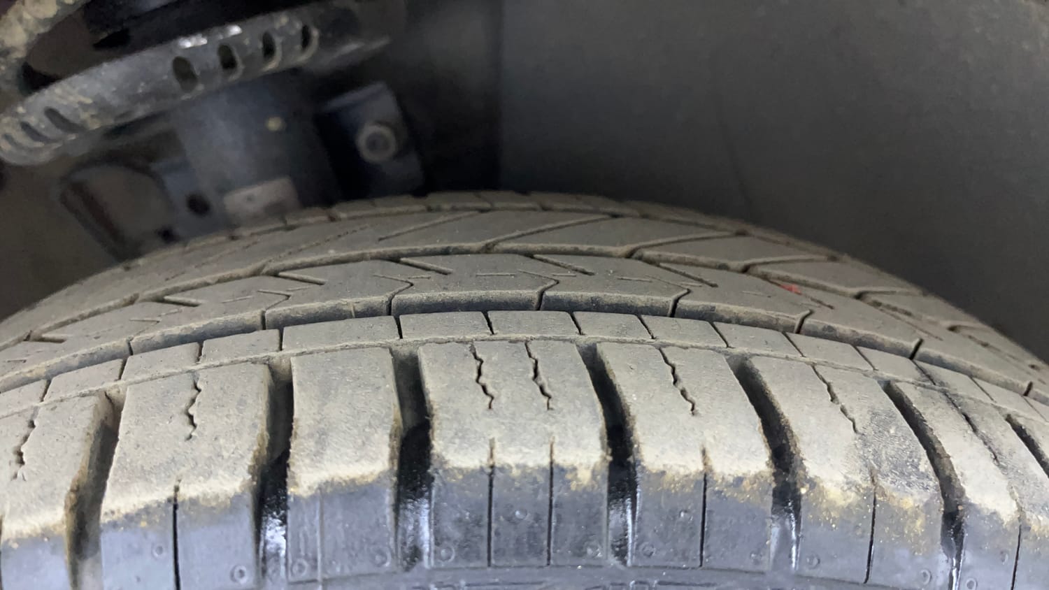 Used 2015 Volkswagen Polo Trendline 1.2L (P) Petrol Manual tyres RIGHT FRONT TYRE TREAD VIEW