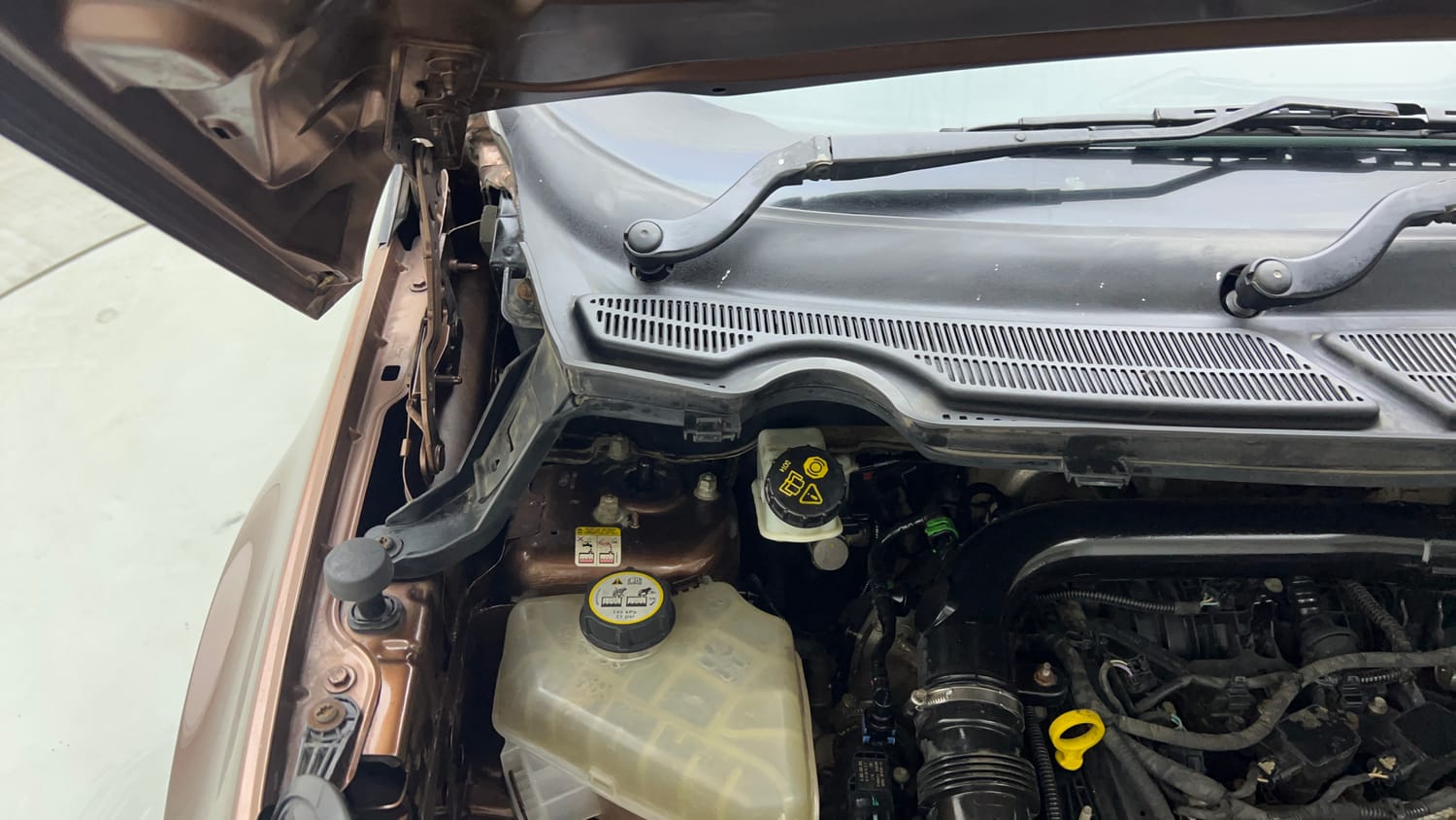 Used 2017 Ford EcoSport Trend+ 1.0L EcoBoost Petrol Manual engine ENGINE RIGHT SIDE HINGE & APRON VIEW