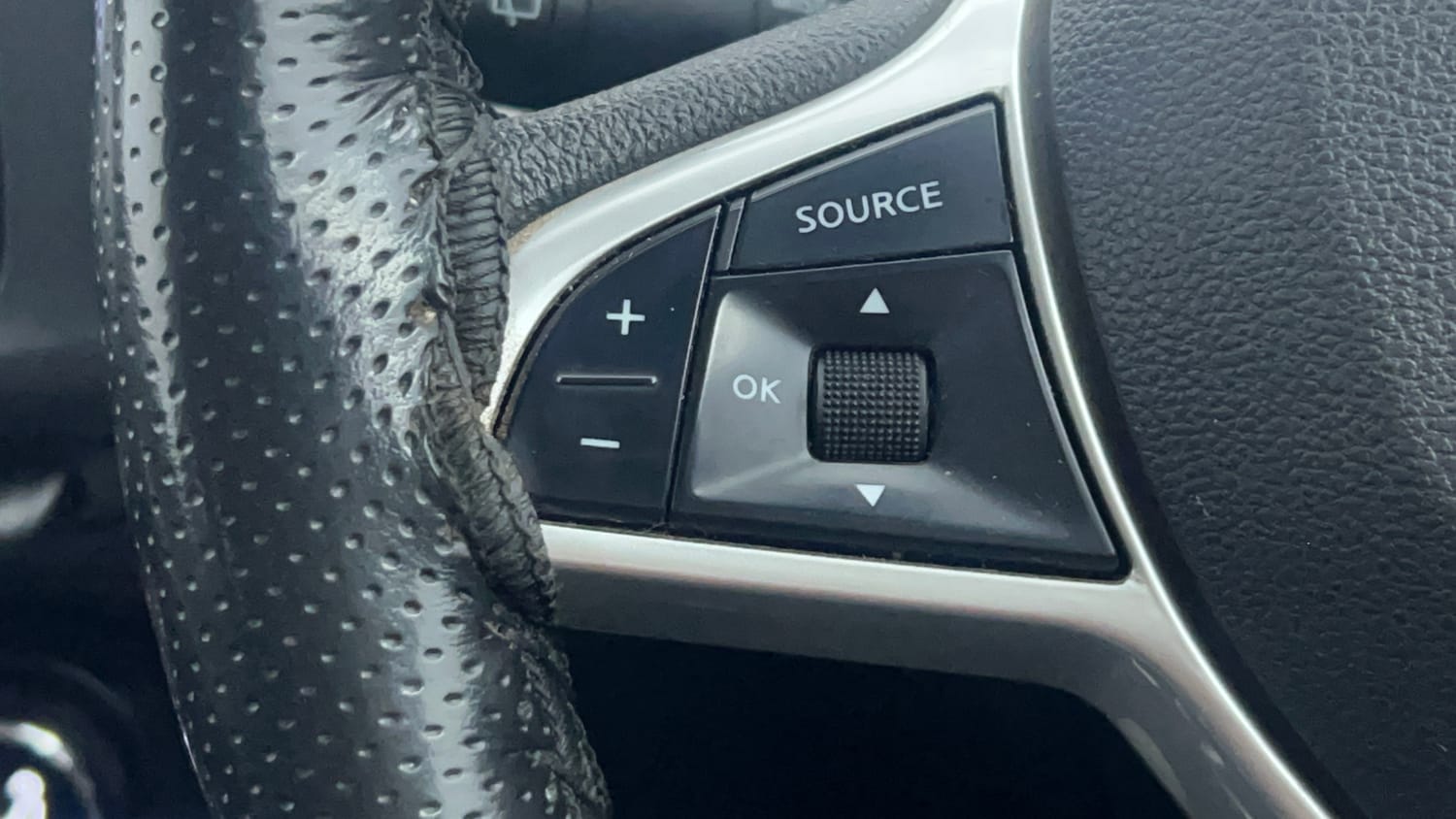 Used 2021 Nissan Magnite XL Petrol Manual top_features Steering mounted controls