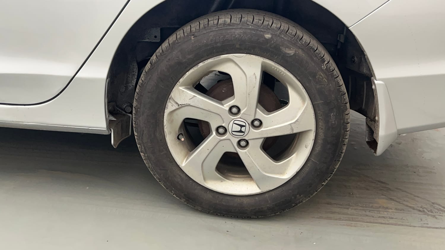Used 2015 Honda City VX Petrol Manual tyres LEFT REAR TYRE RIM VIEW