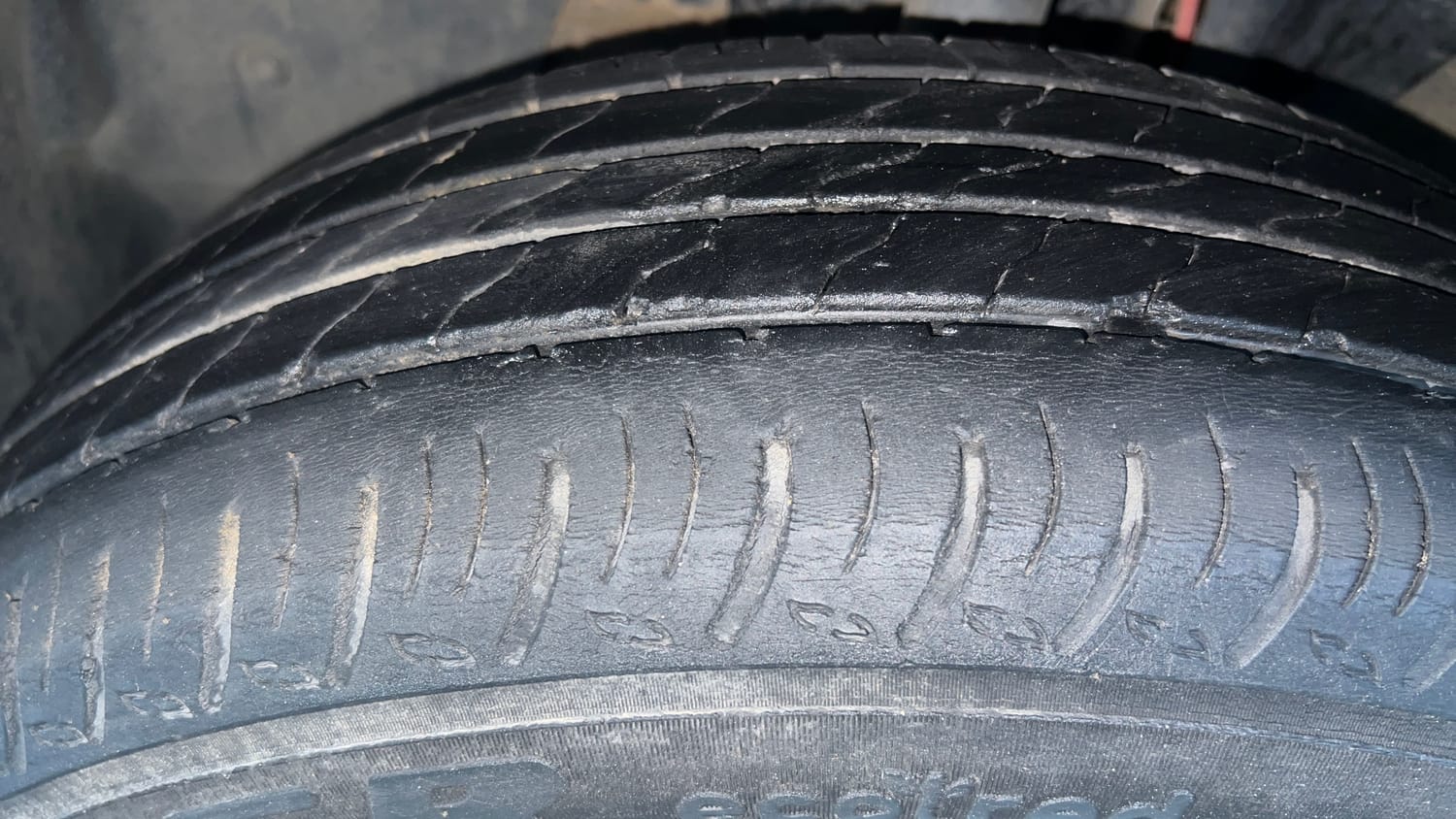 Used 2024 Nissan Magnite XE AMT Petrol Automatic tyres LEFT FRONT TYRE TREAD VIEW