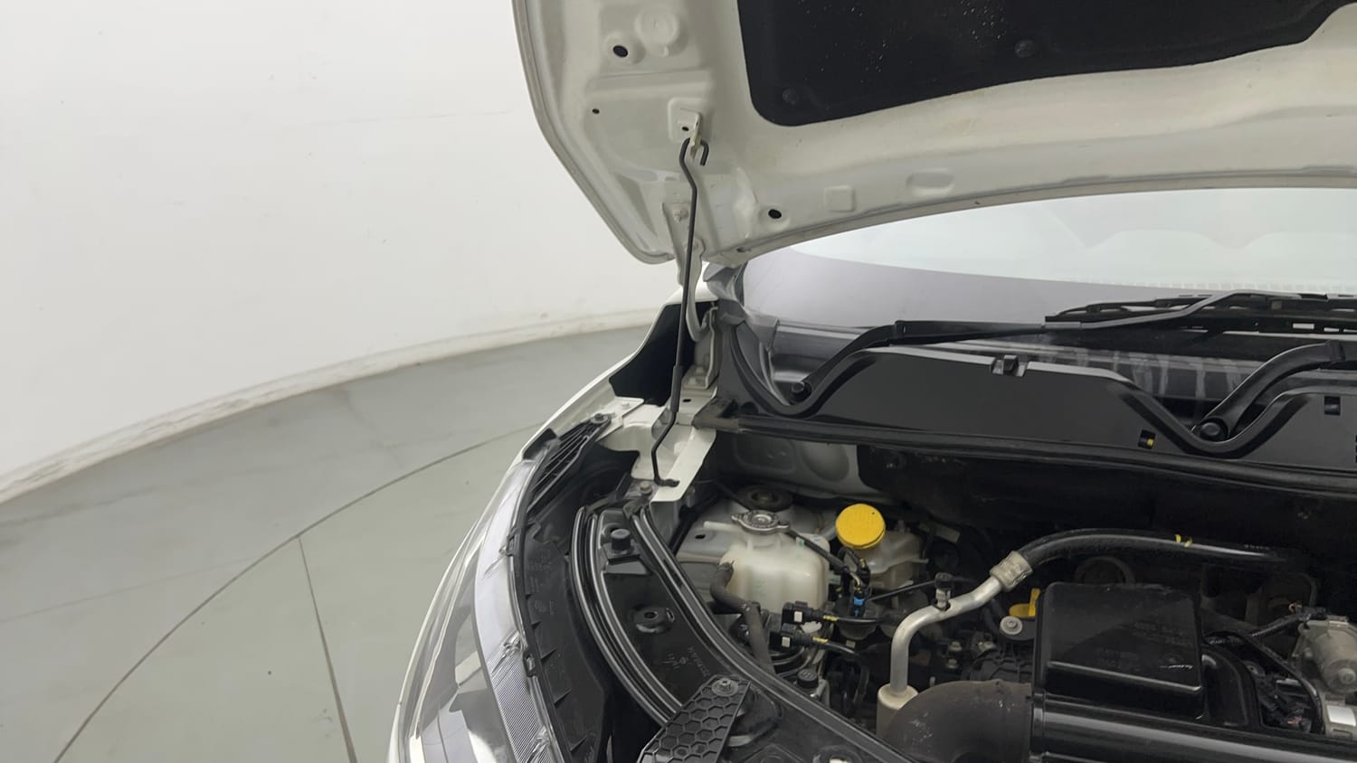 Used 2024 Nissan Magnite XE AMT Petrol Automatic engine ENGINE RIGHT SIDE HINGE & APRON VIEW