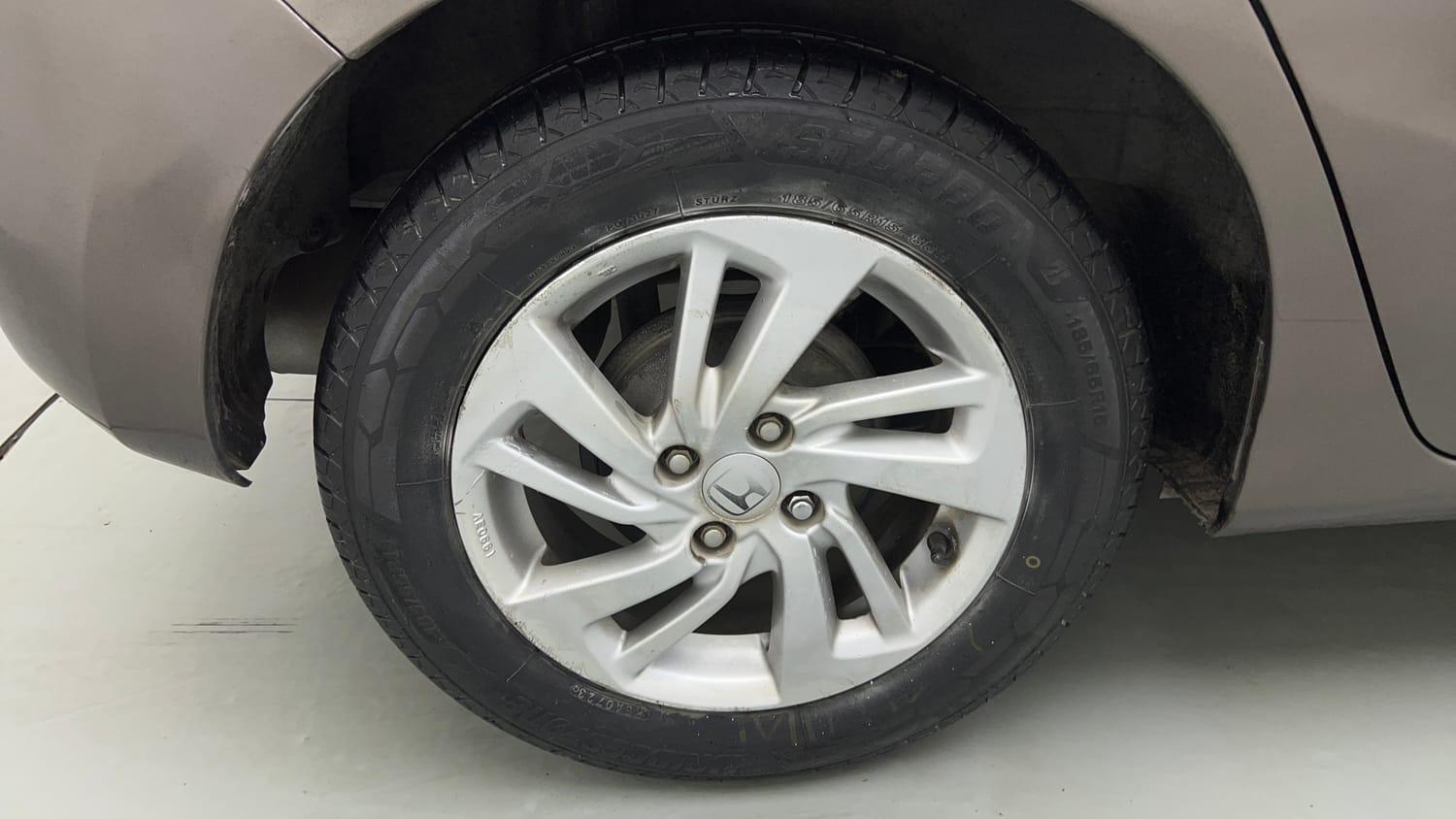 Used 2015 Honda Jazz V AT Petrol Petrol Automatic tyres RIGHT REAR TYRE RIM VIEW