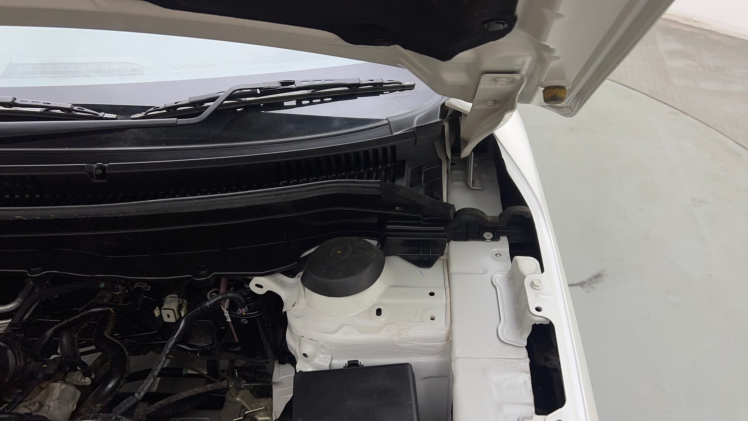Used 2024 Maruti Suzuki Brezza ZXi Petrol Manual engine ENGINE LEFT SIDE HINGE & APRON VIEW