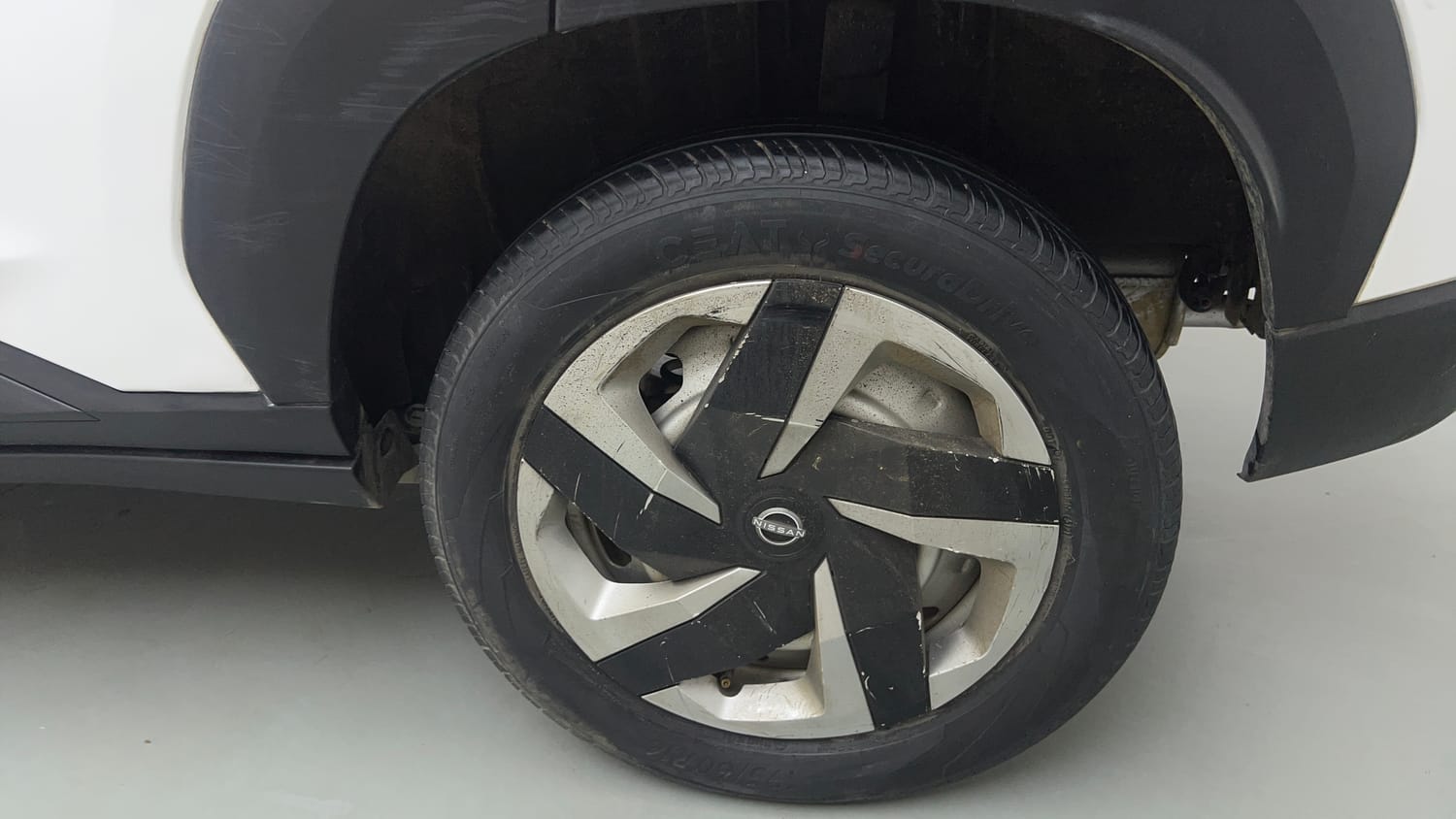 Used 2022 Nissan Magnite XE Petrol Manual tyres LEFT REAR TYRE RIM VIEW
