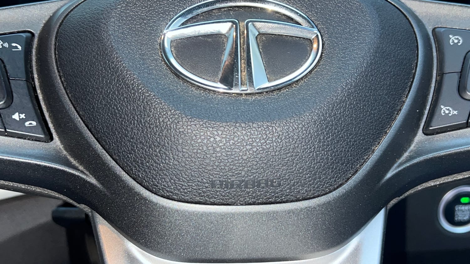 Used 2022 Tata Punch Accomplished AMT Petrol Automatic top_features Airbags