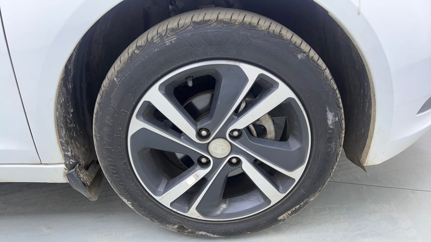 Used 2022 Tata Altroz XZ Plus Diesel Diesel Manual tyres RIGHT FRONT TYRE RIM VIEW