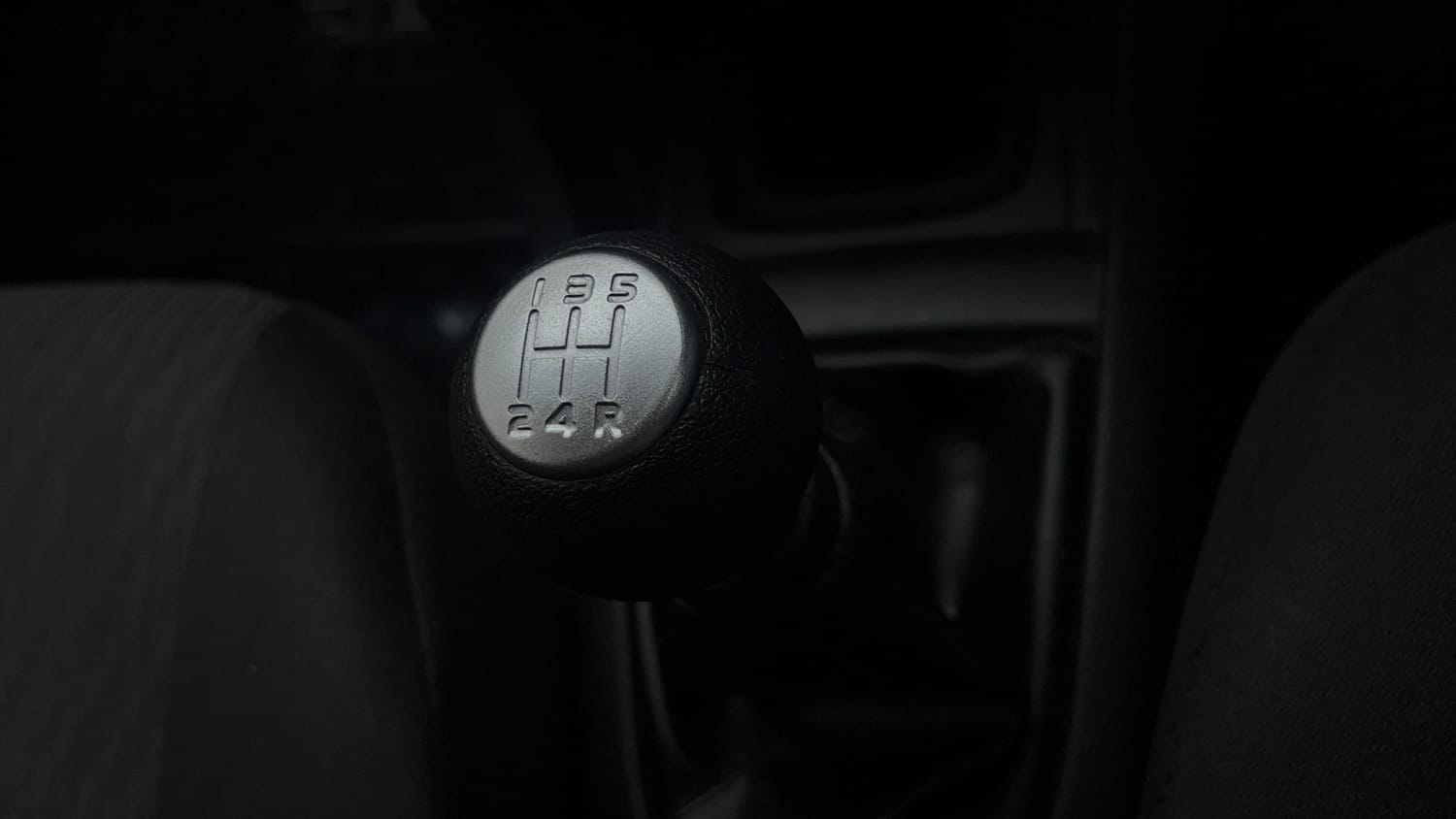 Used 2015 Maruti Suzuki Swift VXi Petrol Manual interior GEAR  KNOB VIEW