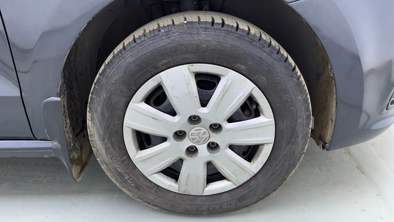 Used 2015 Volkswagen Polo Trendline 1.2L (P) Petrol Manual tyres RIGHT FRONT TYRE RIM VIEW