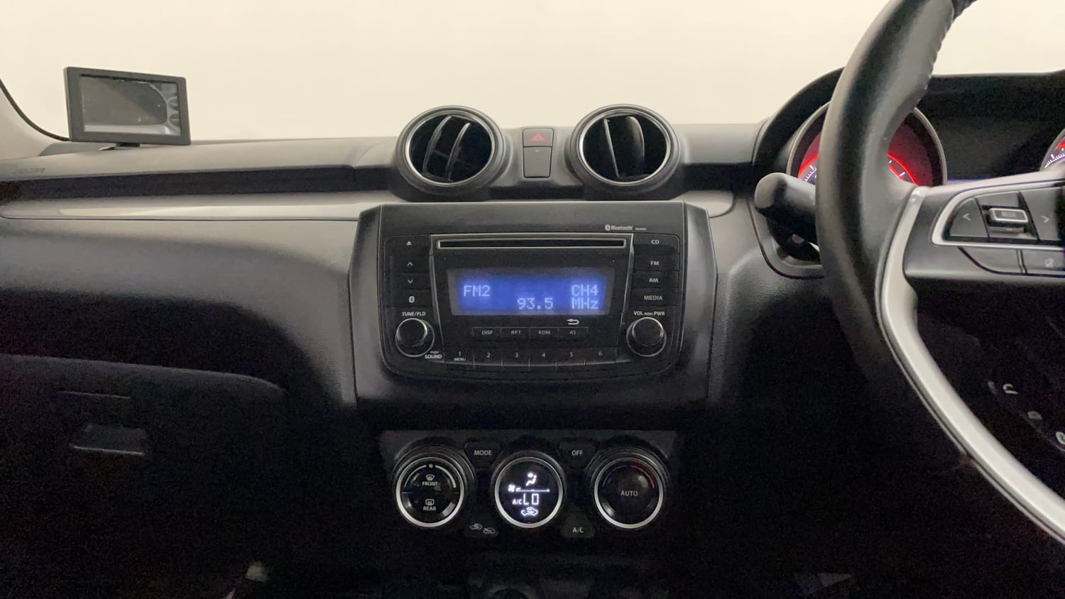 Used 2019 Maruti Suzuki Swift ZXi AMT Petrol Automatic interior MUSIC SYSTEM & AC CONTROL VIEW