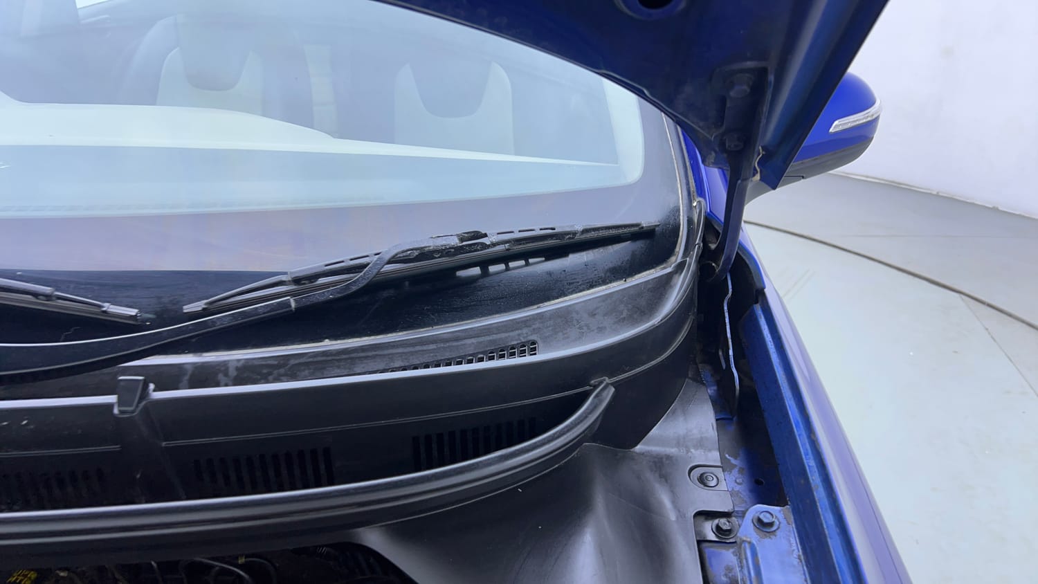 Used 2014 Hyundai Elite i20 Sportz 1.2 Petrol Manual engine ENGINE LEFT SIDE HINGE & APRON VIEW