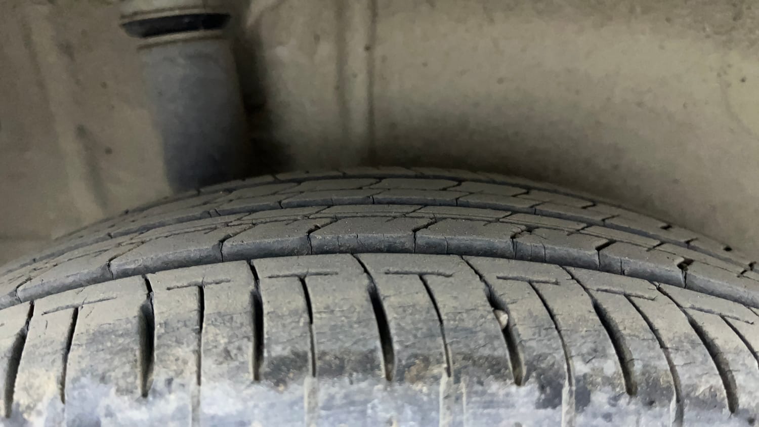Used 2020 Maruti Suzuki Ignis Alpha 1.2 AMT Petrol Automatic tyres RIGHT REAR TYRE TREAD VIEW