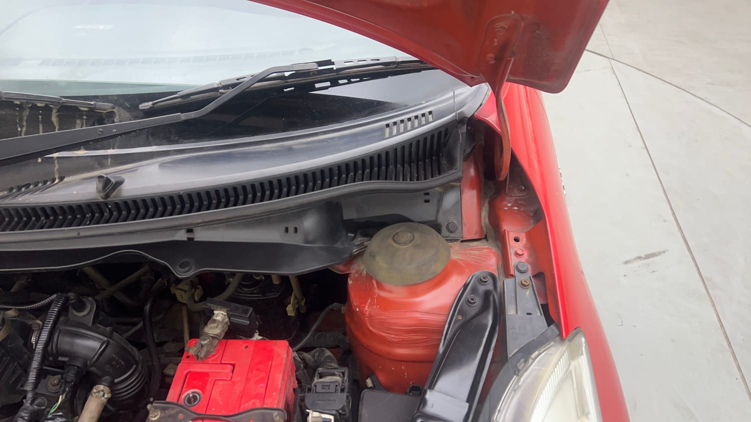 Used 2015 Maruti Suzuki Swift VXi Petrol Manual engine ENGINE LEFT SIDE HINGE & APRON VIEW