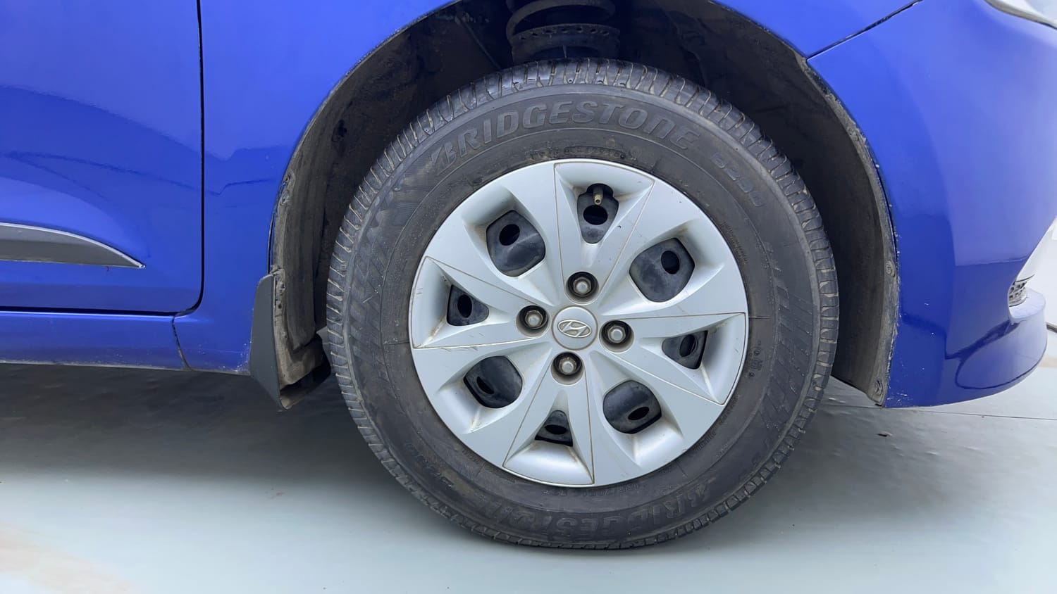 Used 2014 Hyundai Elite i20 Sportz 1.2 Petrol Manual tyres RIGHT FRONT TYRE RIM VIEW